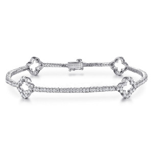 Gabriel & Co. TB3900W45JJ 14 karat white gold Lusso bracelet, front view of the loop with hollow clover frames and a box clasp at the top