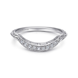 Gabriel & Co. WB10036PT4JJ platinum Victorian wedding band, front view of an arched band with a short line of small round stones inside a beaded edge