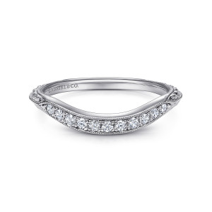 Gabriel & Co. WB10043PT4JJ platinum Victorian wedding band, front view of a milgrain edged stone row on a softly arched top