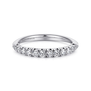 Gabriel & Co. WB10519R4W44JJ 14 karat white gold Contemporary wedding band, front view of a row of round stones growing larger toward the middle of the band