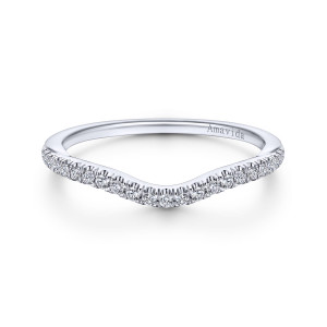 Gabriel & Co. WB11361R4W44JJ 14 karat white gold Contemporary wedding band, angled view of the soft dip in the front edge and the plain tapering back of the hoop