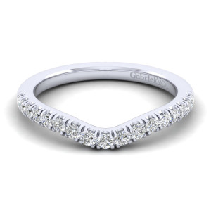Gabriel & Co. WB12836R4PT4JJ platinum Contemporary wedding band, front view of the V shaped dip with round diamonds held between shared prongs