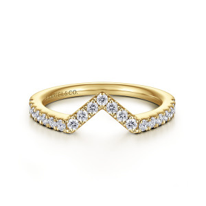 Gabriel & Co. WB14093R6Y44JJ 14 karat yellow gold Contemporary wedding band, front view of a sharp V with diamonds meeting at a single stone at its point