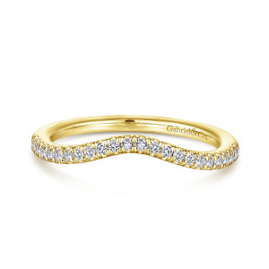 Gabriel & Co. WB14411R4Y44JJ 14 karat yellow gold Contemporary wedding band, front view of the stone line sinking into a rounded V with fine prongs at each stone