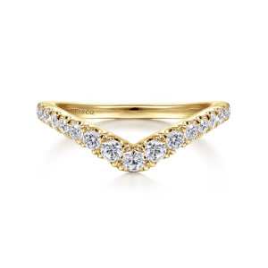 Gabriel & Co. WB14612R4Y44JJ 14 karat yellow gold Contemporary wedding band, front view of the pointed V with the largest round stone at the tip