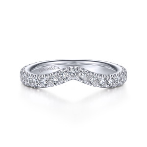 Gabriel & Co. WB15046R8PT4JJ platinum Rosette wedding band, front view of the pointed V notch with round diamonds in shared prongs