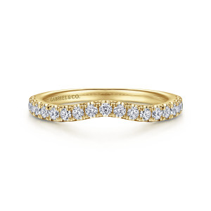 Gabriel & Co. WB15595O6Y44JJ 14 karat yellow gold Contemporary wedding band, front view of the shallow dip in the middle of the band with diamonds following the curve