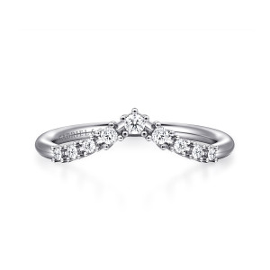 Gabriel & Co. WB15973M6W44JJ 14 karat white gold Floral Nouveau wedding band, front view of the pointed peak with one diamond crowning it and smaller stones sloping away