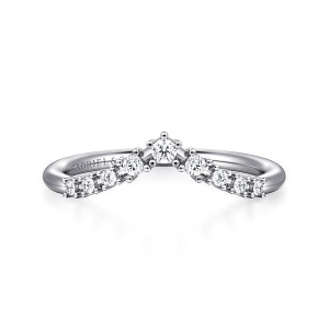 Gabriel & Co. WB15973O6W44JJ 14 karat white gold Floral Nouveau wedding band, front view of the sharp V outline with one raised stone at the peak and prong beads