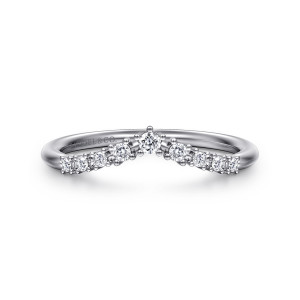 Gabriel & Co. WB15973O8W44JJ 14 karat white gold Floral Nouveau wedding band, front view of the pointed V of round diamonds, each held in its own small prongs
