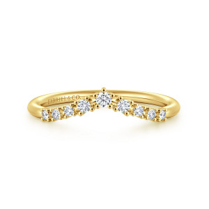 Gabriel & Co. WB15973P6Y44JJ 14 karat yellow gold Floral Nouveau wedding band, front view of a pointed V peak with diamonds stepping down in size on both sides