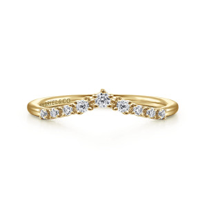 Gabriel & Co. WB15973R4Y44JJ 14 karat yellow gold Floral Nouveau wedding band, front view of a pointed V with a raised peak stone and smaller stones stepping down