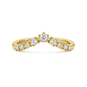 Gabriel & Co. WB15973R6Y44JJ 14 karat yellow gold wedding band, front view of a pointed V shape with the largest round diamond at the peak