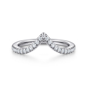 Gabriel & Co. WB16198M6W44JJ 14 karat white gold Classic wedding band, front view of the pointed peak with a lone stone at the tip and stones down each slope