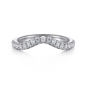 Gabriel & Co. WB16219O12W44JJ 14 karat white gold Classic wedding band, front view of the rounded top dip with diamonds in scalloped shared prongs