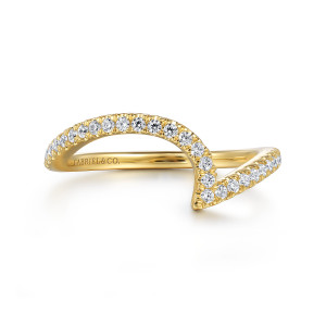 Gabriel & Co. WB16277O6Y44JJ 14 karat yellow gold Contemporary wedding band, front view of the swooping outline with small diamonds leading to a pointed tip