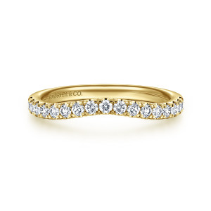 Gabriel & Co. WB16402O6Y44JJ 14 karat yellow gold Contemporary wedding band, front view of the shallow dip at the middle, with round stones following the curve