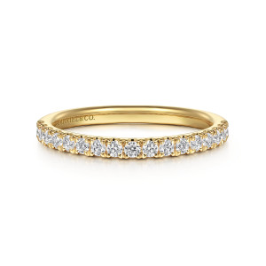 Gabriel & Co. WB16403R6Y44JJ 14 karat yellow gold Contemporary wedding band, front view of a single row of round diamonds with scalloped prong tips between them