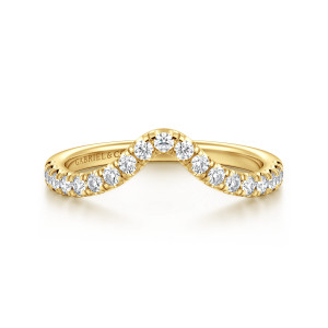 Gabriel & Co. WB16437M6Y44JJ 14 karat yellow gold Contemporary wedding band, front view of the pointed V with a row of round stones running down both sides