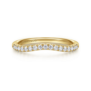 Gabriel & Co. WB16487O8Y44JJ 14 karat yellow gold Contemporary wedding band, front view of the shallow center dip with round diamonds following it