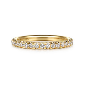 Gabriel & Co. WB16526E8Y44JJ 14 karat yellow gold Contemporary wedding band, front view of a single row of round diamonds in small scalloped claws