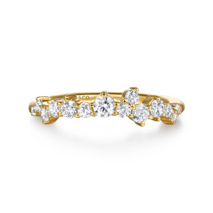 Gabriel & Co. WB16665R8Y44JJ 14 karat yellow gold Starlight wedding band, front view of mixed size round diamonds with the largest stone near the middle