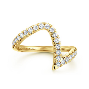 Gabriel & Co. WB16667M8Y44JJ 14 karat yellow gold Contemporary wedding band, front view of the sharp V peak with diamonds and one end finishing in a blunt flat tip