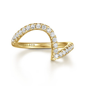 Gabriel & Co. WB16667O8Y44JJ 14 karat yellow gold Contemporary wedding band, front view of a tall arch of diamonds dropping to a sharp point at the tip