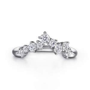 Gabriel & Co. WB16684P12W44JJ 14 karat white gold Starlight wedding band, front view of a pointed V with a larger tip stone and staggered stones stepping down both sides