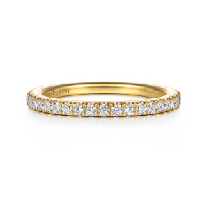 Gabriel & Co. WB16685R8Y44JJ 14 karat yellow gold Contemporary wedding band, front view of evenly sized round stones sitting close together with a finely notched edge
