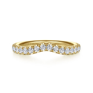 Gabriel & Co. WB16719O8Y44JJ 14 karat yellow gold Contemporary wedding band, front view of the shallow dip lined with round stones held between thin prongs