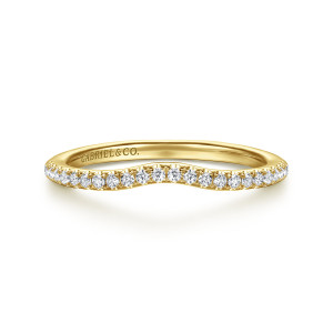 Gabriel & Co. WB16734O8Y44JJ 14 karat yellow gold Contemporary wedding band, front view of the rounded dip in the stone line with a maker's mark on the inner wall