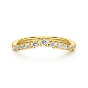 Gabriel & Co. WB16832R6Y44JJ 14 karat yellow gold Floral Nouveau wedding band, front view of the pointed V, largest diamond at the peak, with a maker's mark inside the band