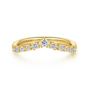 Gabriel & Co. WB16833R8Y44JJ 14 karat yellow gold Floral Nouveau wedding band, front view of a pointed peak topped by the largest stone with smaller stones beside it