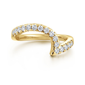 Gabriel & Co. WB16850M8Y44JJ 14 karat yellow gold Contemporary wedding band, top view of the swooping band with its arc of round diamonds and a flat cut end