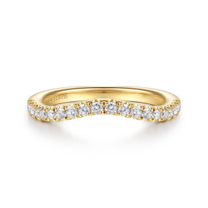 Gabriel & Co. WB16908E8Y44JJ 14 karat yellow gold Classic wedding band, front view of the soft arc with diamonds following the dip above the polished inner wall