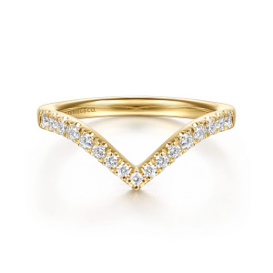 Gabriel & Co. WB16930S8Y44JJ 14 karat yellow gold Contemporary wedding band, front view of a crisp V with a diamond at the tip and a row along each arm