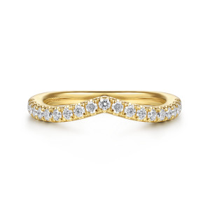Gabriel & Co. WB16950P8Y44JJ 14 karat yellow gold Classic wedding band, front view of the V-shaped dip with round diamonds following the point