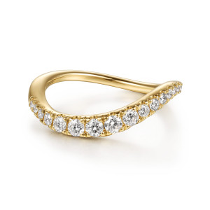 Gabriel & Co. WB16952P8Y44JJ 14 karat yellow gold Contemporary wedding band, angled view of the wave rising at one end, with the largest diamonds near the middle
