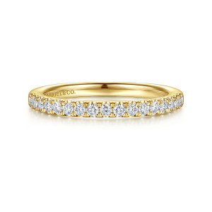 Gabriel & Co. WB16962O8Y44JJ 14 karat yellow gold Classic wedding band, front view of an even line of round diamonds, each gripped by small shared prongs