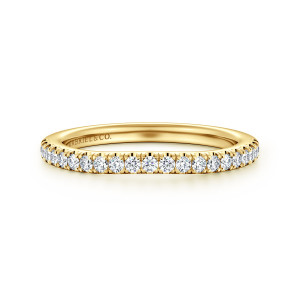 Gabriel & Co. WB16974O8Y44JJ 14 karat yellow gold Contemporary wedding band, front view of a straight hoop with matching round diamonds and a scalloped outer edge