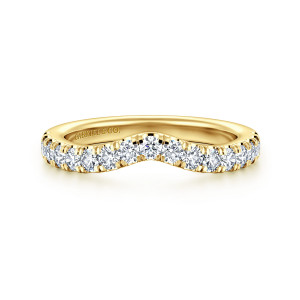 Gabriel & Co. WB16981E12Y44JJ 14 karat yellow gold Classic wedding band, front view of the pointed V dip with round diamonds sharing scalloped prongs
