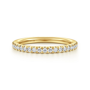 Gabriel & Co. WB17034G12Y44JJ 14 karat yellow gold Classic wedding band, front view of the level hoop with a scalloped edge of small round diamonds