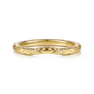 Gabriel & Co. WB17377R8Y4JJJ 14 karat yellow gold Victorian wedding band, front view of a smooth pointed oval rising from the carved leaf pattern at the front dip