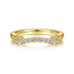 Gabriel & Co. WB6002Y44JJ 14 karat yellow gold Contemporary wedding band, front view of a notched dip with round stones and a staggered pair at each end