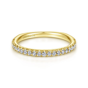 Gabriel & Co. WB6623Y44JJ 14 karat yellow gold Contemporary wedding band, front view of a single line of round stones swelling toward the middle