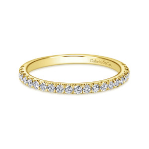 Gabriel & Co. WB7225Y44JJ 14 karat yellow gold Contemporary wedding band, front view of round diamonds in scalloped prongs above a smooth inside with a maker's mark