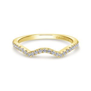 Gabriel & Co. WB7546Y44JJ 14 karat yellow gold Contemporary wedding band, front view of a wave-like top edge with round stones rising toward each shoulder