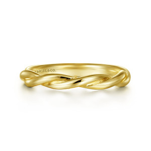 Gabriel & Co. WB8952Y4JJJ 14 karat yellow gold Contemporary wedding band, front view of smooth strands crossing over each other with a maker's mark inside the band