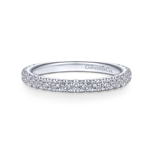 Gabriel & Co. WB914401O4W44JJ 14 karat white gold Contemporary wedding band, front view of a single row of round diamonds in shared scalloped prongs